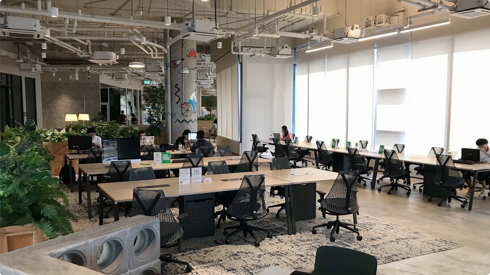 นอกจากห้องส่วนตัวแล้ว ยังสามารถใช้ Co-Working Space ที่กว้างขวางได้เต็มที่