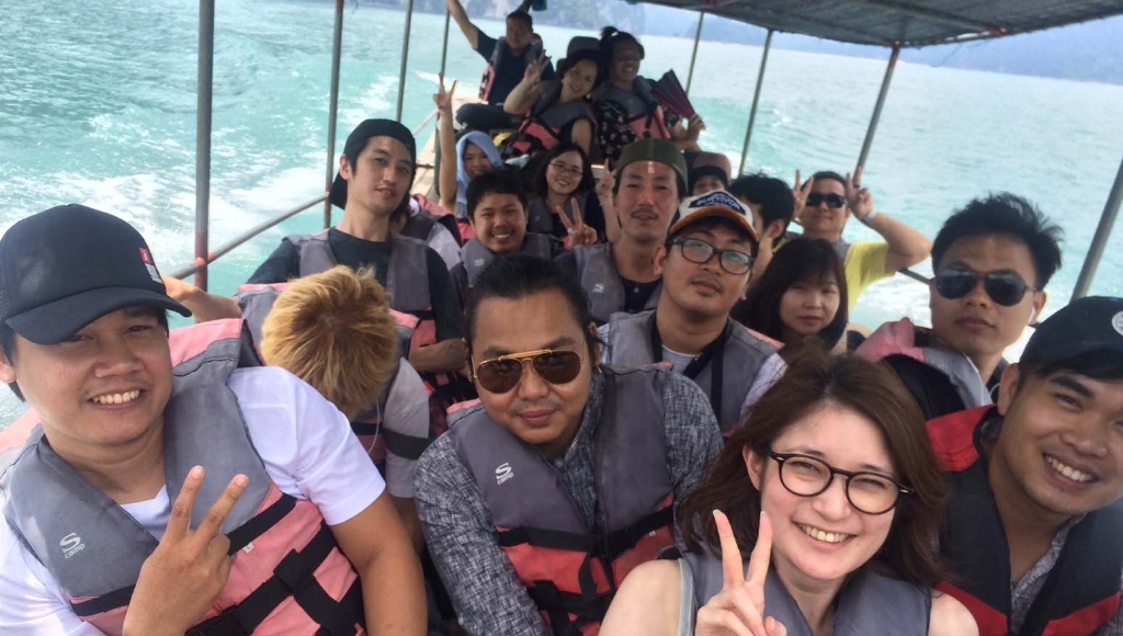 Company Trip สำรวจทะเลสาบในอุทยานแห่งชาติเขาสกซึ่งอยู่ในภูเขาของประเทศไทย รอบๆ เต็มไปด้วยป่าดิบชื้นที่มีมาแต่โบราณ