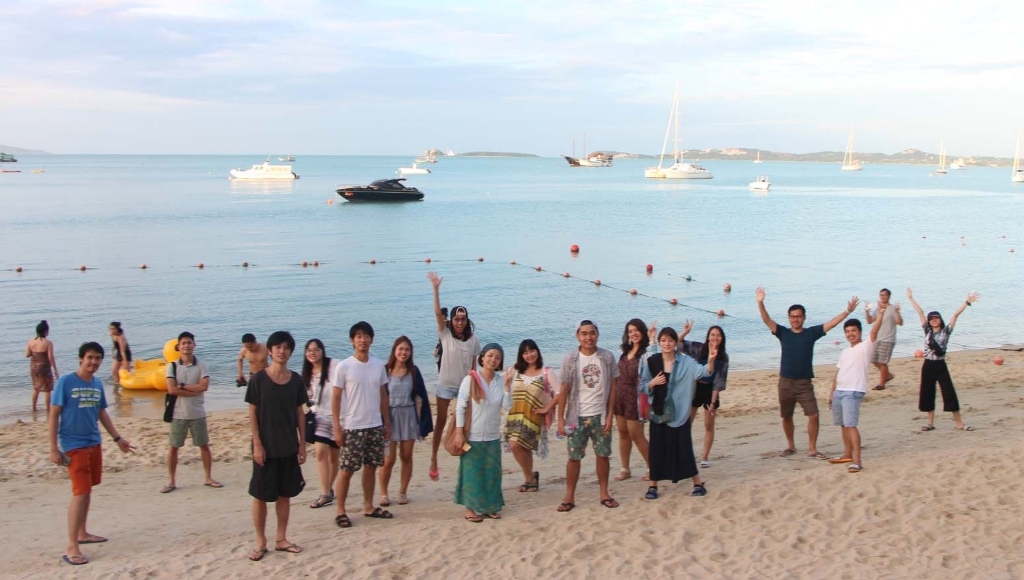 เดินเลียบชายหาดยามเย็นบนเกาะสมุยเพื่อไปรับประทานอาหารค่ำด้วยกัน