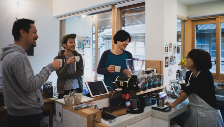 ร้านกาแฟคั่ว “Mamechiyo san” ที่อยู่ในตึกแถวเดียวกัน