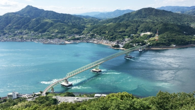 ถึงซูโอโอชิมะจะเป็น “เกาะ” แต่ก็มีสะพานเชื่อมต่อกับเกาะฮนชู สะพานนี้ยาวประมาณ 1 กิโลเมตร สามารถขับรถไปเมืองใกล้ๆ ได้ และตอนสั่งของออนไลน์ก็ไม่เสียค่าบริการส่งแบบข้ามเกาะด้วย