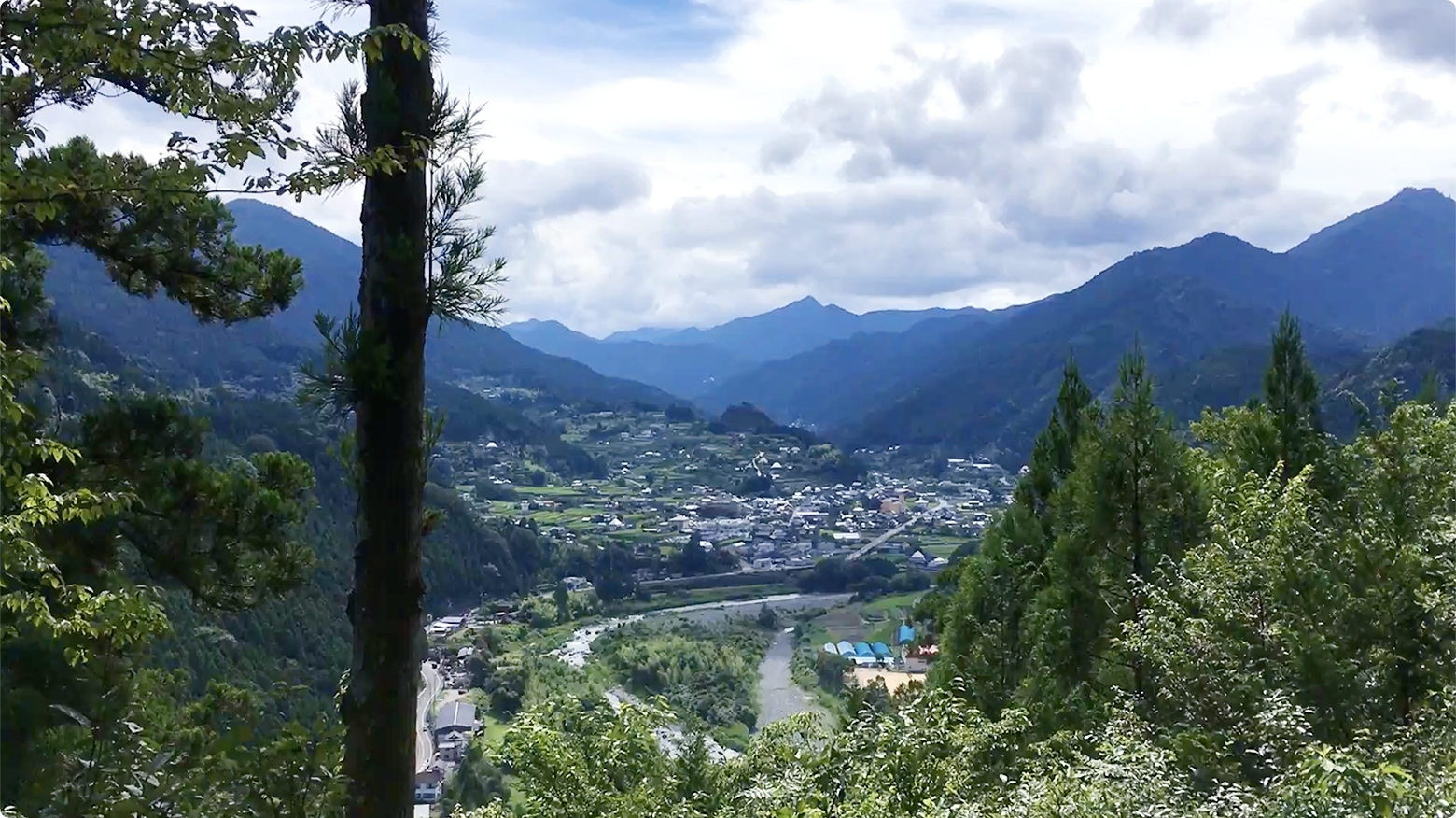 人口約5000人の山間部にある、自然豊かな町、徳島県神山町。IT企業のサテライトオフィスの進出が相次ぎ、多くの若者も移り住み、国内外からの視察、取材などが多くあり、地方創生のモデルケースになっている町でもあります。