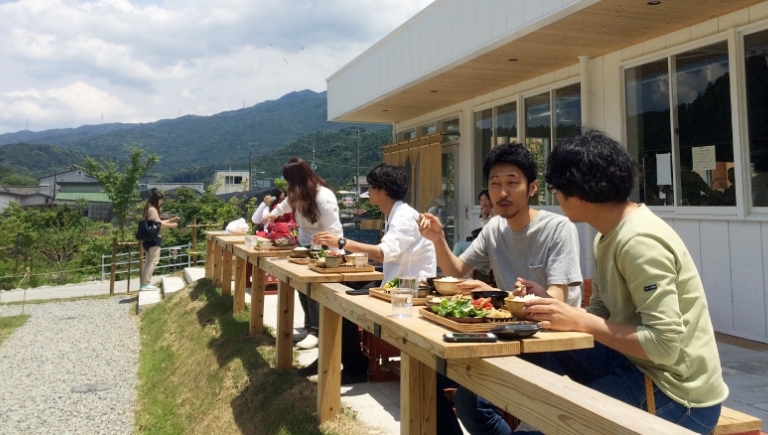 同町にある、グループ会社の Food Hub Project が運営する「かま屋」で社食ランチを楽しんでいます。