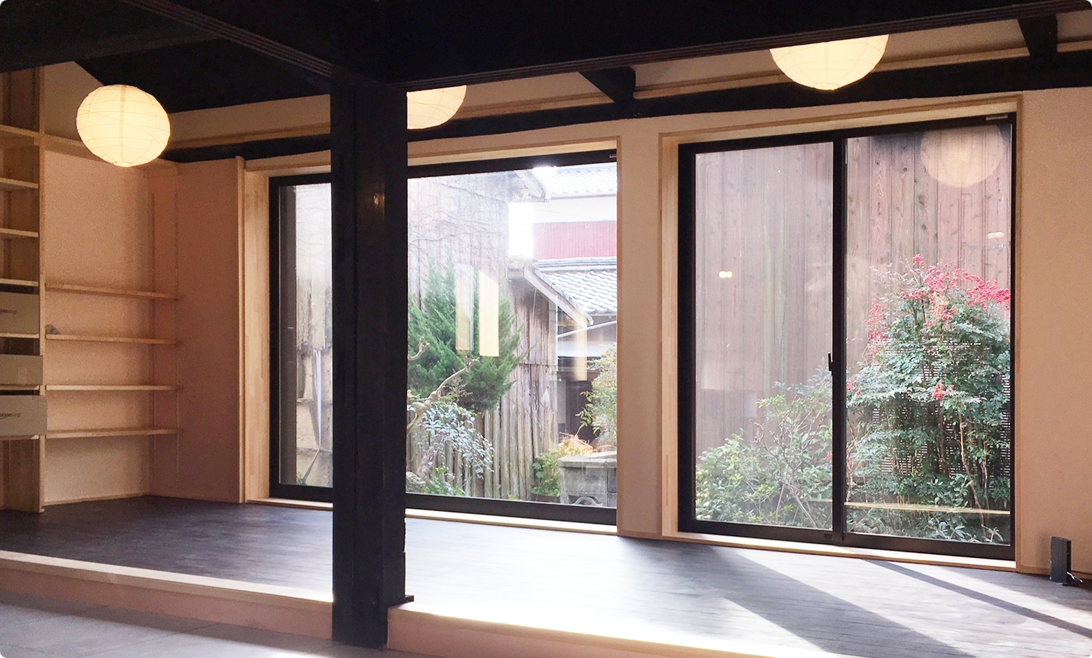 周防大島オフィス内部の様子です。副社長永井の両親が生まれ育った築150年の家を、古民家の雰囲気を残しつつ、リノベーションしています。